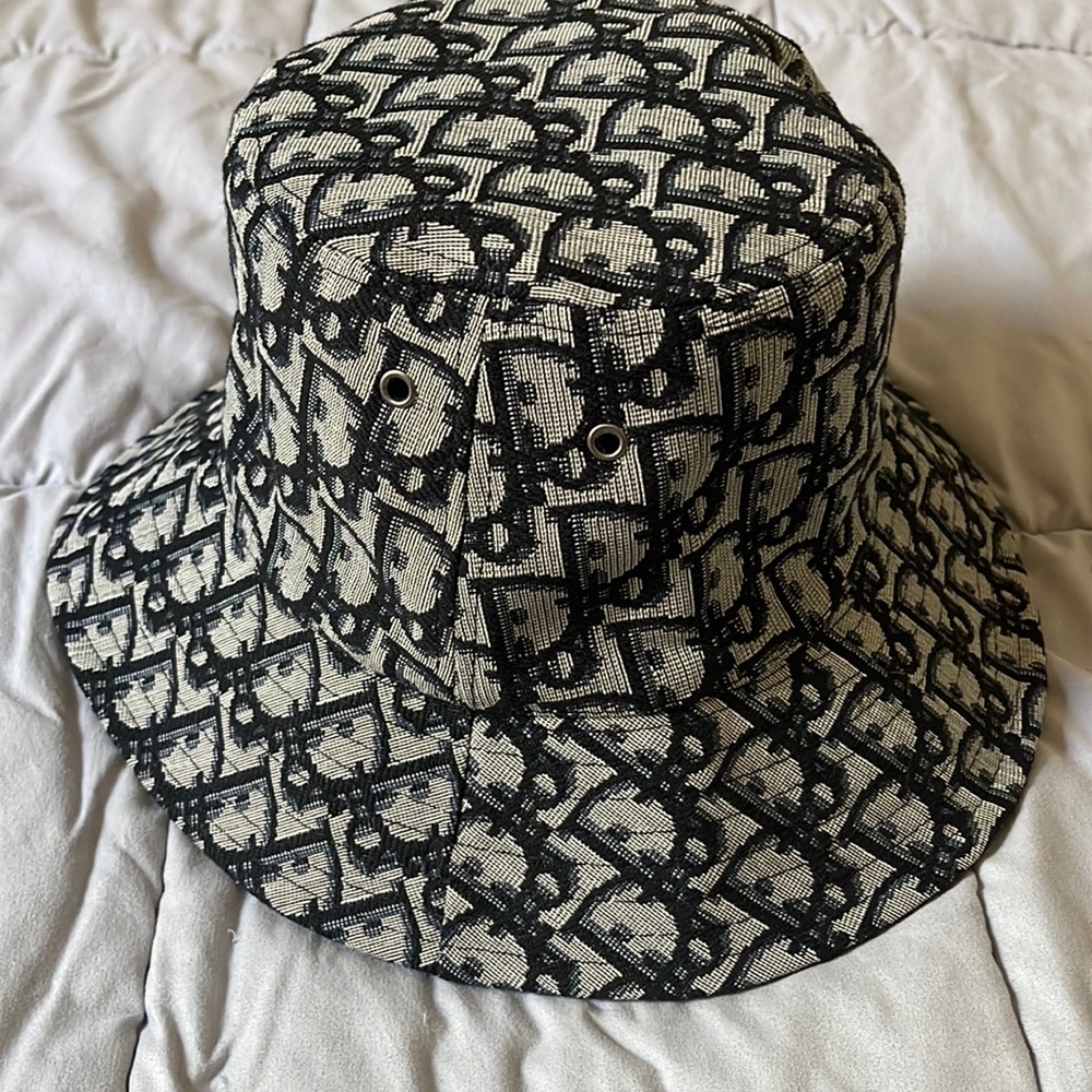 Bucket hat